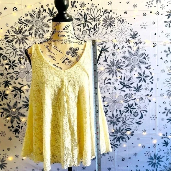 Lace cropped flowy camisole - Picture 4 of 5